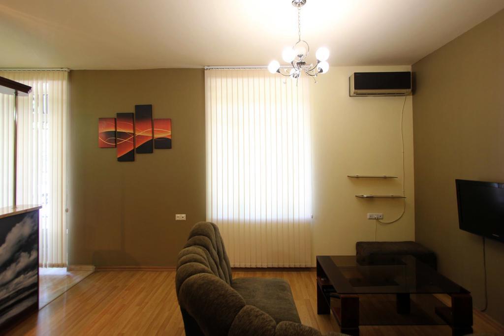 Studio With Balcony On Sayat Nova Avenue Γιερεβάν Εξωτερικό φωτογραφία