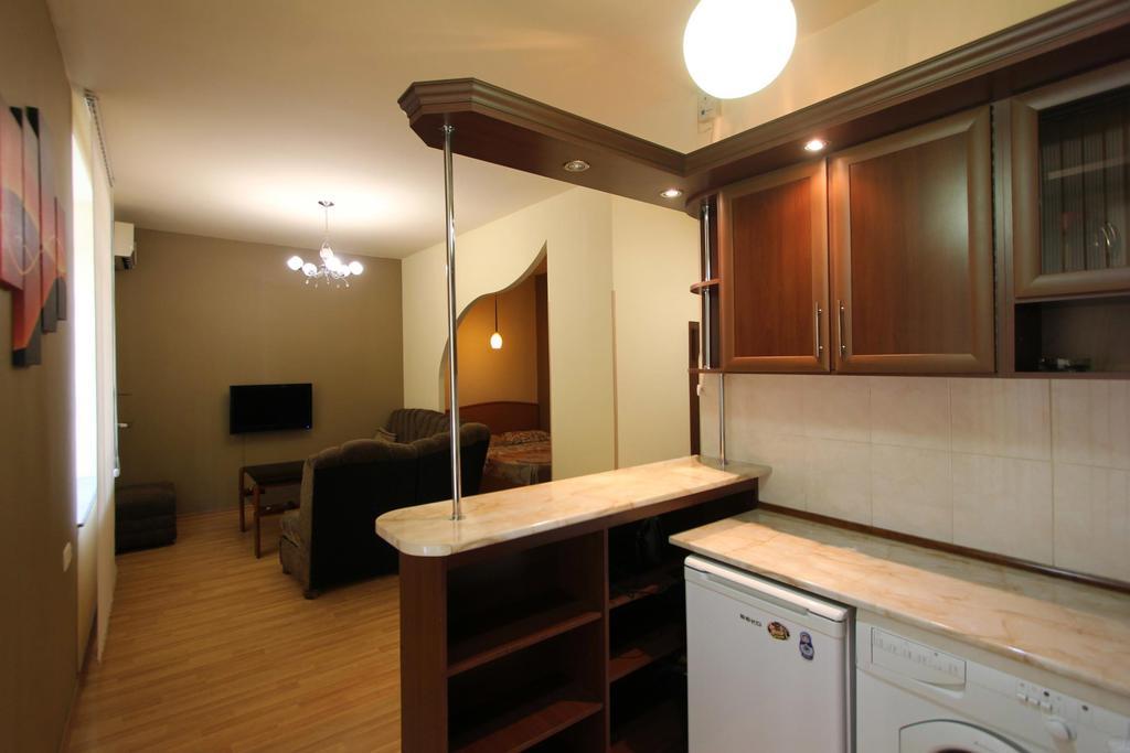 Studio With Balcony On Sayat Nova Avenue Γιερεβάν Εξωτερικό φωτογραφία