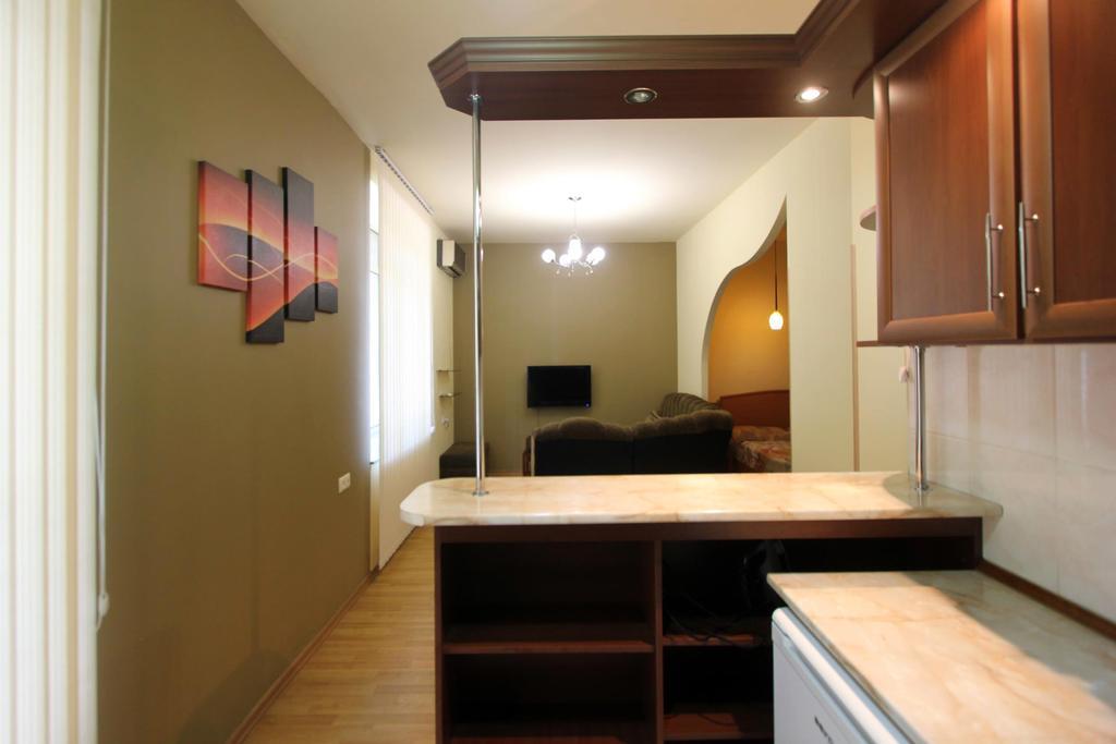 Studio With Balcony On Sayat Nova Avenue Γιερεβάν Εξωτερικό φωτογραφία